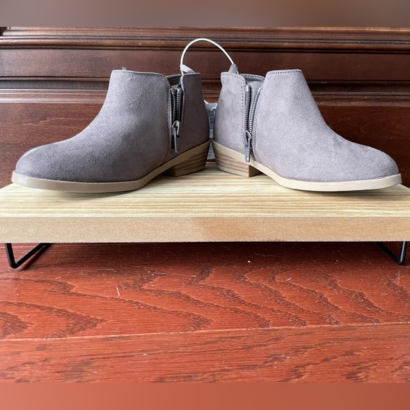 Old Navy toddler Faux Suede ankle bootie, size 11 - Picture 2 of 4